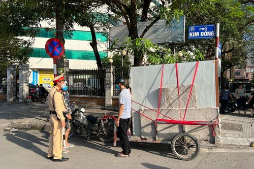 Hà Nội tạm giữ hơn 20 xe tự chế chở hàng cồng kềnh, tài xế nói do 'mưu sinh'