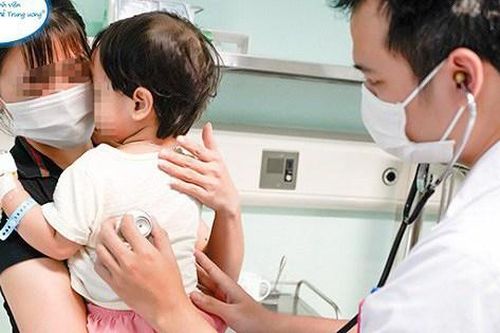 Nhiều trẻ uống nhầm dầu thắp hương nguy kịch, bác sĩ cảnh báo hành động sơ cứu khiến trẻ nặng thêm