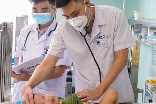 Liên tiếp có 5 trẻ nhập viện vì uống nhầm dầu thắp đèn, khuyến cáo khẩn của chuyên gia