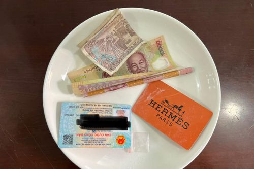 Chín học sinh 'bay lắc' trong khách sạn