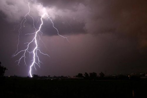 Thái Bình: Ba người đi xe máy trong mưa giông bị sét đánh tử vong