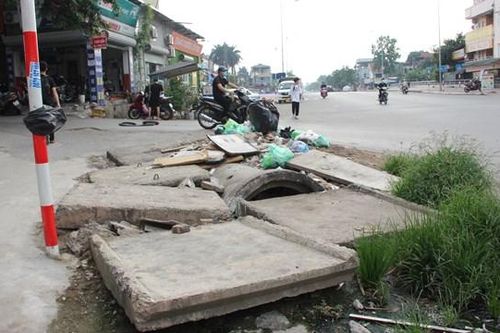 Hàng loạt hố ga trên Phố Viên - Nguyễn Đình Tứ 'bẫy' người đi đường