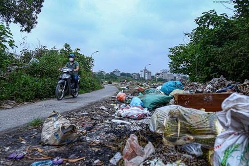 Hoàng Mai, Hà Nội: Rác thải kéo dài hàng trăm mét ngay trong dự án tái định cư