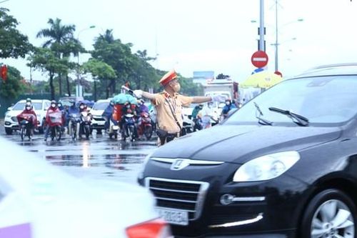 CSGT Hà Nội: 'Đội mưa' phân luồng giao thông trước lễ khai mạc SEA Games 31