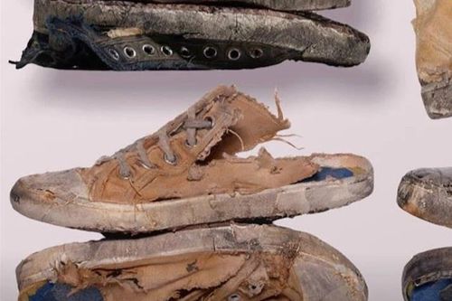 Balenciaga tiếp tục bị chỉ trích vì bán giày rách