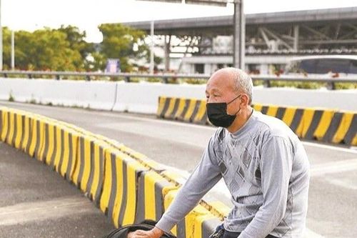 Thượng Hải phong tỏa, chồng đi bộ 24 km đưa tro cốt vợ về quê