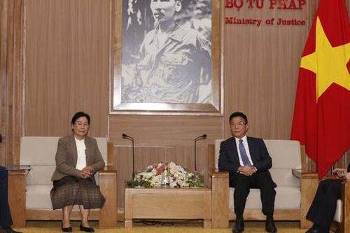 Bộ trưởng Bộ Tư pháp tiếp Chánh án TAND Tối cao Lào