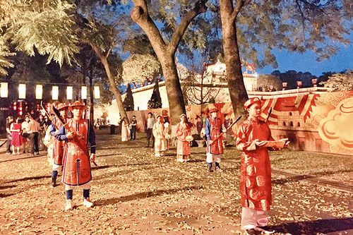 Hoàng thành Thăng Long mới lạ trong tua du lịch đêm