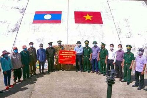 Hỗ trợ lương thực, thực phẩm cho lực lượng vũ trang và nhân dân biên giới nước bạn Lào