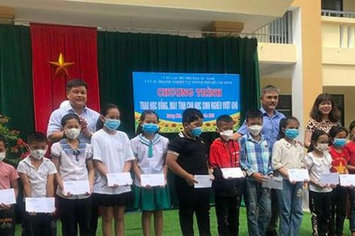 CLB Nhà báo xứ Nghệ và các doanh nghiệp tại TPHCM trao tặng học bổng cho học sinh có hoàn cảnh khó khăn tại Hà Tĩnh
