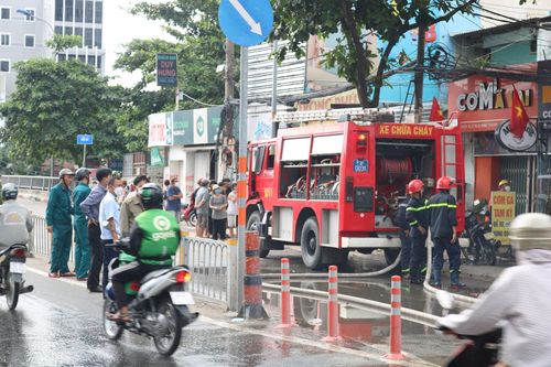 Cháy lớn ở TPHCM, nhiều tài sản bị thiêu rụi