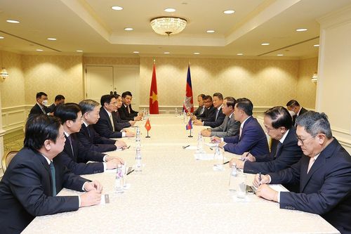 Thủ tướng Phạm Minh Chính gặp Thủ tướng Campuchia Hun Sen
