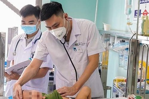 Nhiều trẻ uống nhầm dầu thắp hương vào viện trong tình trạng nguy kịch