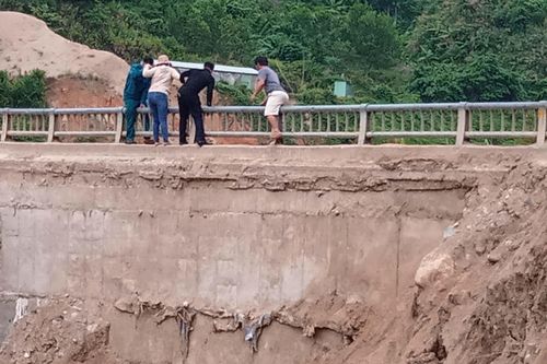 Quảng Nam: Người dân bám thành cầu nín thở qua sông Đăk Mi