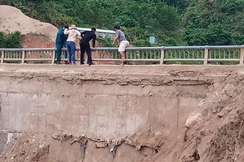 Người dân huyện Phước Sơn (Quảng Nam) muốn cầu sớm được sửa chữa