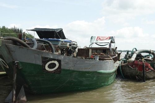 Bến Tre: Bắt 4 tàu bơm hút cát lậu trên sông Cổ Chiên