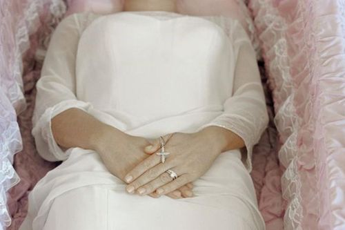 Nghe tiếng hét thất thanh từ quan tài, cả gia đình hoảng hốt khi nhìn bên trong