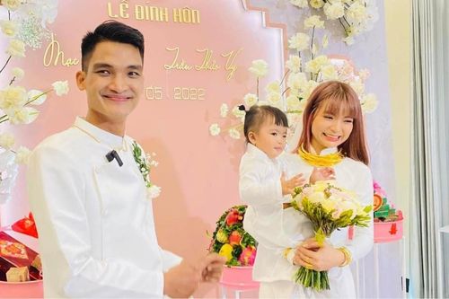 Mạc Văn Khoa đón dâu bằng xe máy, Vy Pumpe đeo vàng 'nặng trĩu cổ' trong lễ đính hôn