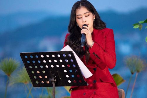 Hóa ra đây là lý do khiến Nam Em không bao giờ đứng khi hát, nghe xong ai nấy cũng đều đồng cảm!