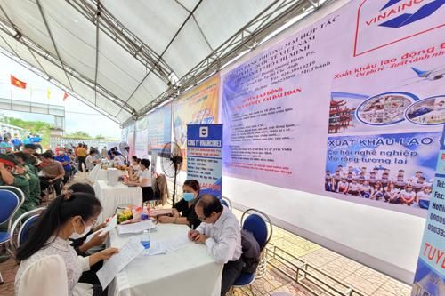Kon Tum: Tổ chức 'Ngày việc làm', thu hút hàng trăm lao động muốn tìm việc đến tham gia