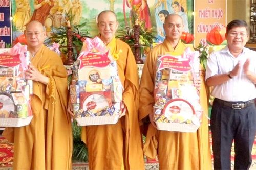 Thị ủy, HĐND, UBND, UBMTTQVN TX. Tân Châu thăm, tặng quà các chùa nhân Đại lễ Phật đản- Phật lịch 2566- Dương lịch 2022