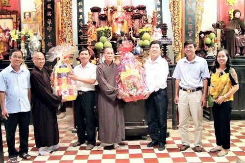 Thành ủy, HĐND, UBND, UBMTTQVN TP. Châu Đốc thăm, tặng quà các cơ sở thờ tự nhân Đại lễ Phật đản Phật lịch 2566