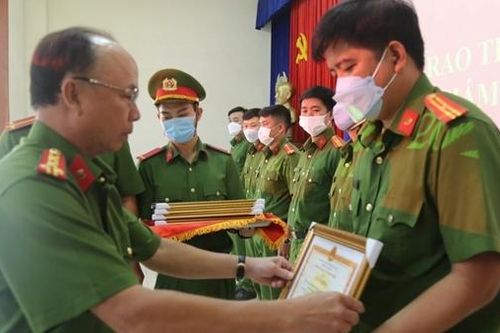 Khen thưởng Ban chuyên án bắt đối tượng đâm tài xế xe ôm, cướp tài sản