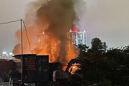 Kịp thời dập tắt đám cháy lớn gần SVĐ Mỹ Đình
