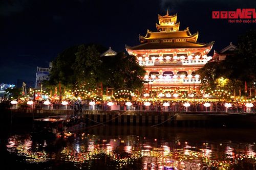 Hàng nghìn người đội mưa thả hoa đăng ở TP.HCM