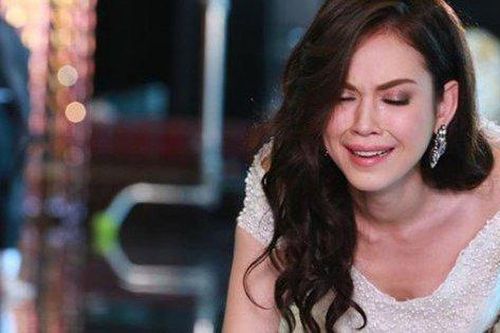 Tân hôn hồi hộp quấn khăn từ nhà tắm bước ra, nhìn cảnh tượng trên giường tôi run lập cập