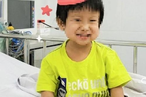 Bị teo đường mật, bé gái 3 tuổi được cứu nhờ gan của mẹ