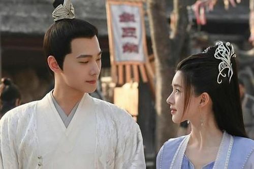 Đeo nhẫn và mặc áo đôi, nghi vấn Dương Dương và Triệu Lộ Tư hẹn hò sau khi đóng 'Thả Thí Thiên Hạ'?