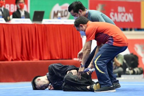 VĐV Wushu Văn Phương gặp chấn thương nặng, được bế ra khỏi sàn đấu