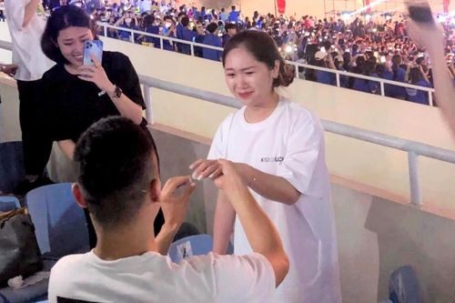 Chàng trai cầu hôn bạn gái trong lễ khai mạc SEA Games 31