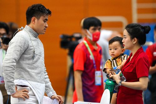 Vợ Vũ Thành An lặng lẽ khóc khi chồng giành HCV SEA Games