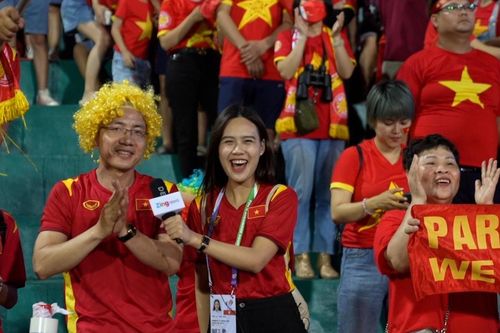 CĐV nhảy múa cổ vũ U23 Việt Nam
