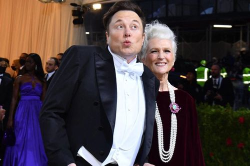 Cuộc đời người mẹ siêu mẫu của Elon Musk