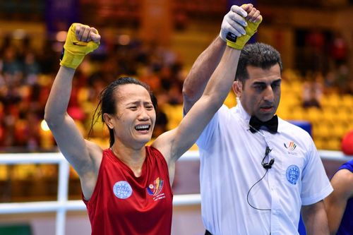 Hằng Nga khóc khi bảo vệ thành công HCV kickboxing tại SEA Games 31