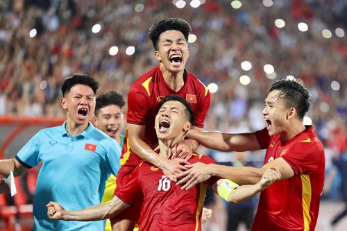 Màn ăn mừng cảm xúc của U23 Việt Nam khi Hùng Dũng ghi bàn