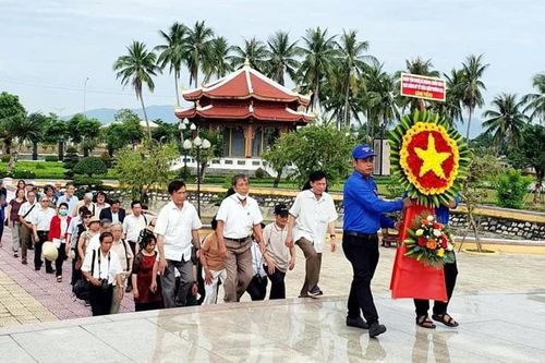 Đoàn Văn nghệ sĩ kháng chiến Khu 5 thăm chiến trường xưa