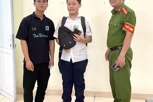 Hà Nội: Nam sinh lớp 7 không tham của rơi đem trả lại người mất