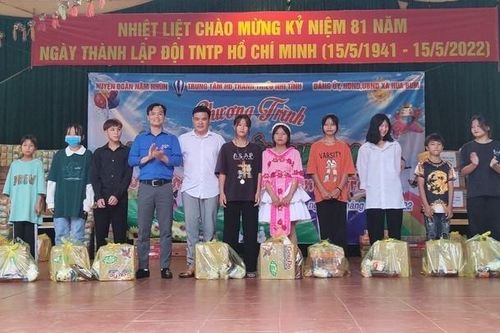 Lai Châu: Tặng 800 suất quà cho học sinh Hua Bum