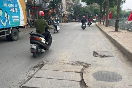 Đường chằng chịt hố ga, hố kỹ thuật 'rình rập' tay lái người dân Hà Nội