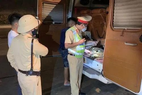 Quảng Ninh: phát hiện xe khách chở 25 kg sừng động vật