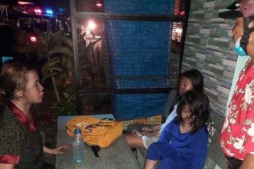 Phá cửa giải cứu 3 người mắc kẹt trong đám cháy lúc rạng sáng
