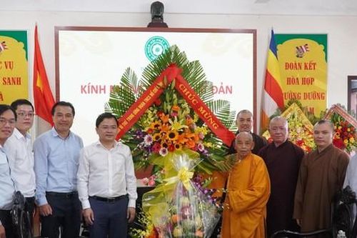 Bí thư thứ nhất T.Ư Đoàn thăm, chúc mừng lễ Phật đản tại Huế