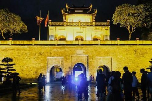 'Chạm vào quá khứ' với tour đêm 'Giải mã Hoàng thành Thăng Long'