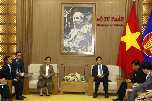 Bộ trưởng Bộ Tư pháp Lê Thành Long tiếp Chánh án TANDTC Lào
