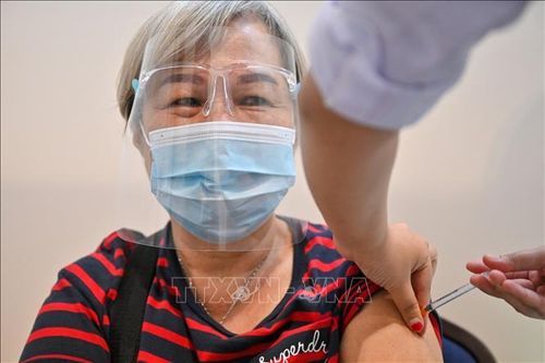 Malaysia khuyến khích người cao tuổi tiêm mũi vaccine tăng cường thứ hai ngừa COVID-19