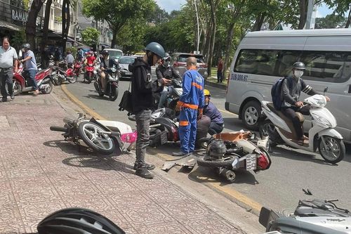 TP Hồ Chí Minh: Ô tô mất lái đâm 6 xe máy, nhiều người bị thương